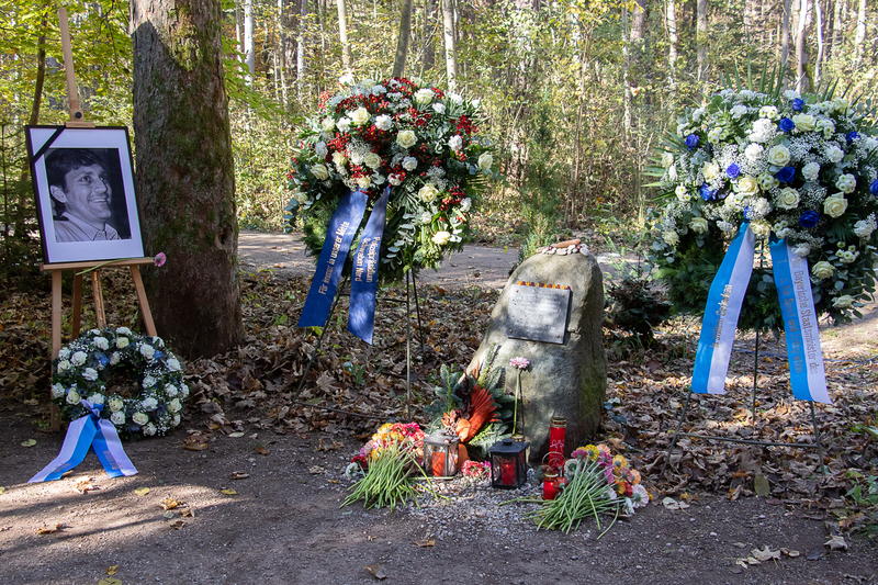Donnerstag, 28. Oktober 2021; 10. Jahrestag der Ermordung von Polizeihauptmeister Mathias Vieth: Auf der Gedenkveranstaltung im Augsburger Siebentischwald haben Innenminister Joachim Herrmann und Polizeipr�sident Michael Schwald am Gedenkstein einen Kranz niedergelegt. Landespolizeidekan Andreas Simbeck und Kirchenr�tin Marion Seidel haben eine Gedenktafel gesegnet. Herrmann: �Wir werden Mathias Vieth niemals vergessen und ihm ein ehrendes Andenken bewahren. Er war ein Polizist mit Leib und Seele, hochengagiert und hilfsbereit.�
Foto: Redaktion Bayerns Polizei