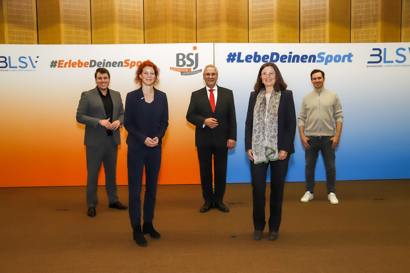 Dienstag, 16. November 2021; Unter dem Titel �Beweg dich schlau! Championships� stellte Innen- und Sportminister Joachim Herrmann gemeinsam mit Ski-Star Felix Neureuther und den Vertretern des Bayerischen Landes-Sportverbands (BLSV) die neue Kampagne vor. Herrmann ist �berzeugt: �Die in der Projektkonzeption enthaltene Austragung des Finales w�hrend den European Championships 2022 auf dem Gel�nde des Olympiaparks wird alle teilnehmenden Kinder ganz besonders motivieren und dem Projekt weitere Aufmerksamkeit bescheren.�
Foto: BLSV/BSJ/Bernd Jaufmann