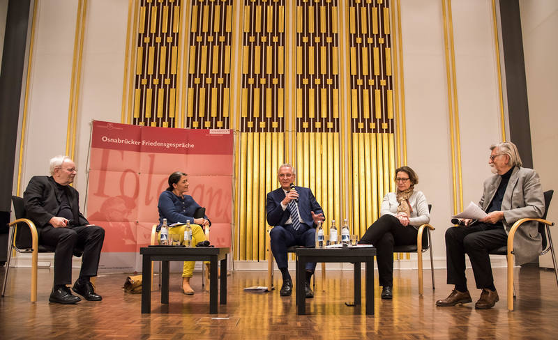 Donnerstag, 25. November 2021; Innenminister Joachim Herrmann bei den Osnabr�cker Friedensgespr�chen zum Thema �Heimat � konservativ, progressiv, traditionell?�: �Heimat ist ein sicherer Anker in einer zunehmend un�bersichtlichen und darum vermeintlich unberechenbaren Welt. Heimat ist jedoch nicht an Herkunft, Religion, Geschlecht oder Hautfarbe gekoppelt. Vielmehr brauchen wir einen offenen, sich immer wieder neu fortentwickelnden Heimatbegriff, damit sich m�glichst viele Menschen davon angesprochen f�hlen.�
Foto: Uwe Lewandowski
