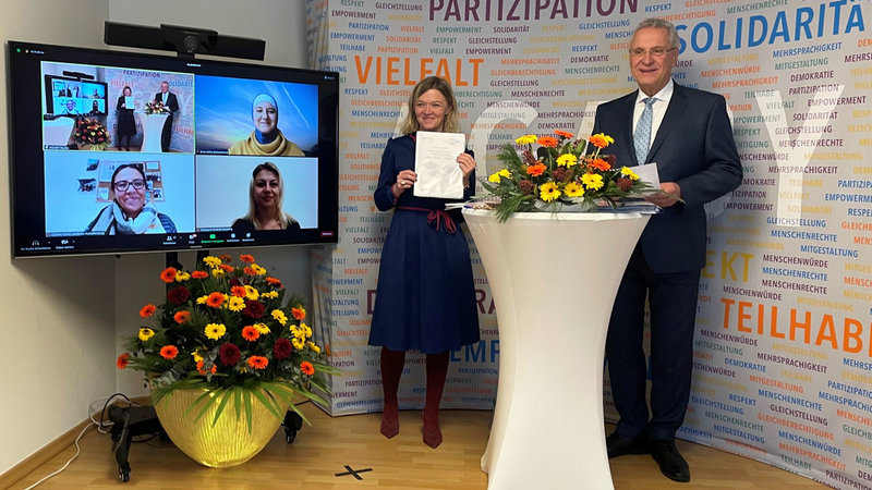 Samstag, 27. November 2021; Innen- und Integrationsminister Joachim Herrmann h�ndigt auf der hybriden Zertifizierungsfeier f�r 