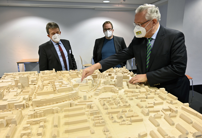 Montag, 13. Dezember 2021; Planungswettbewerb f�r das Geisteswissenschaftliche Zentrum Erlangen im Himbeerpalast: Innenminister Joachim Herrmann ist vom Siegerentwurf des Planungswettbewerbs f�r das neue Geisteswissenschaftliche Zentrum Erlangen (GWZ) der Friedrich-Alexander-Universit�t Erlangen-N�rnberg (FAU) im Himbeerpalast begeistert. �Das Konzept von Schulz&Schulz Architekten ist absolut �berzeugend�, lobte Herrmann bei der heutigen Bekanntgabe des Gewinnerb�ros durch das Staatliche Bauamt Erlangen-N�rnberg. �Die Planungen sind klug, funktional und gestalterisch attraktiv. Jetzt muss sofort zu Beginn des neuen Jahres die Projektplanung realisiert werden, damit die Bauma�nahmen m�glichst schnell starten k�nnen!�
Foto: FAU/Harald Sippel