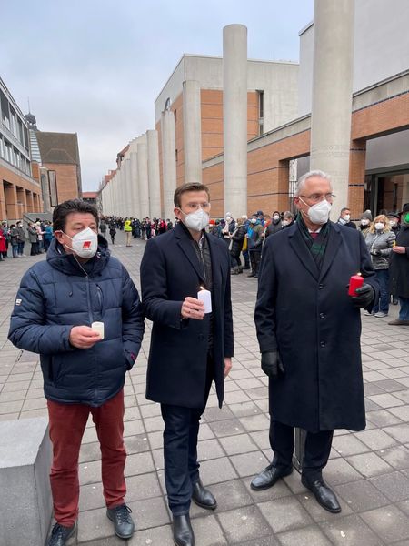 Sonntag, 19. Dezember 2021; Innenminister Joachim Herrmann hat in N�rnberg bei der Veranstaltung der Allianz gegen Rechtsextremismus gesprochen und an der Menschenkette �Gemeinsam gegen Corona und Spaltung. F�r Demokratie und Mitmenschlichkeit� teilgenommen. Wer mit Rechtsextremisten nicht am Hut habe, d�rfe sich nicht auf den gleichen Platz mit Rechtsextremisten stellen, so der Minister mit Blick auf die zunehmende Teilnahme von Rechtsextremisten an den Protesten gegen die Corona-Ma�nahmen.
Foto: Bayerisches Innenministerium