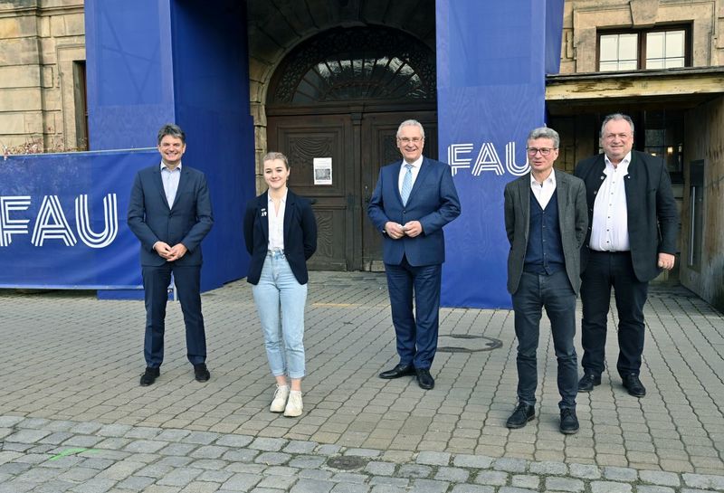 Mittwoch, 22. Dezember 2021; Eine neue Heimat f�r den Bereich der Erziehungswissenschaften und ein saniertes Schloss f�r die Friedrich-Alexander-Universit�t (FAU) Erlangen-N�rnberg: Die Ausschreibung f�r den geplanten Bestellbau ist nun erfolgt. Au�erdem hat die Staastregierung f�r 2022 Planungsmittel f�r das Erlanger Markgrafenschloss vorgesehen. Damit r�ckt dessen Generalsanierung in greifbare N�he. Innenminister Joachim Herrmann erkl�rte: 
