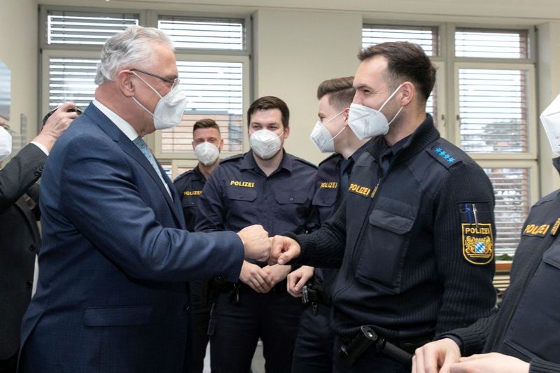 Freitag, 24. Dezember 2021; Weihnachtsbesuch: Innenminister Joachim Herrmann dankt den Erlanger Polizistinnen und Polizisten f�r ihren Dienst an Heiligabend: �Die Bayerische Polizei hat auch 2021 alle Herausforderungen hervorragend gemeistert, allem voran die Corona-Pandemie. F�r die engagierte und hoch professionelle Arbeit gilt Ihnen und allen Kolleginnen und Kollegen mein tiefer Dank!�, so der Minister. �Allen, die heute und an den Weihnachtstagen Dienst leisten, danke ich ganz herzlich. Sie sorgen damit auch w�hrend der Feiertage f�r unser aller Sicherheit.�
Foto: Giulia Iannicelli