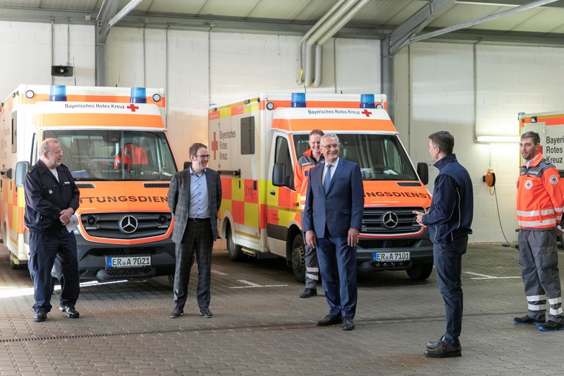 Freitag, 31. Dezember 2021; Frohes neues Jahr! Innenminister Joachim Herrmann besuchte heute die Einsatzkr�fte von BRK, ASB, Freiwilliger Feuerwehr und Polizei und dankte ihnen stellvertretend f�r alle Retterherzen f�r ihren gro�artigen Einsatz, insbesondere bei der Bek�mpfung der Corona-Pandemie. �Trotz coronabedingtem Ansammlungs- und vielerorts Feuerwerksverbots werden Sie zum Jahreswechsel wieder mit vollem Einsatz gefordert sein. Meine herzliche Bitte: Setzen Sie sich auch im neuen Jahr so engagiert f�r unser Gemeinwohl ein. Ihnen und Ihren Familien w�nsche ich alles erdenklich Gute f�r das Jahr 2022! Bleiben Sie vor allem gesund!�
Foto: Giulia Iannicelli