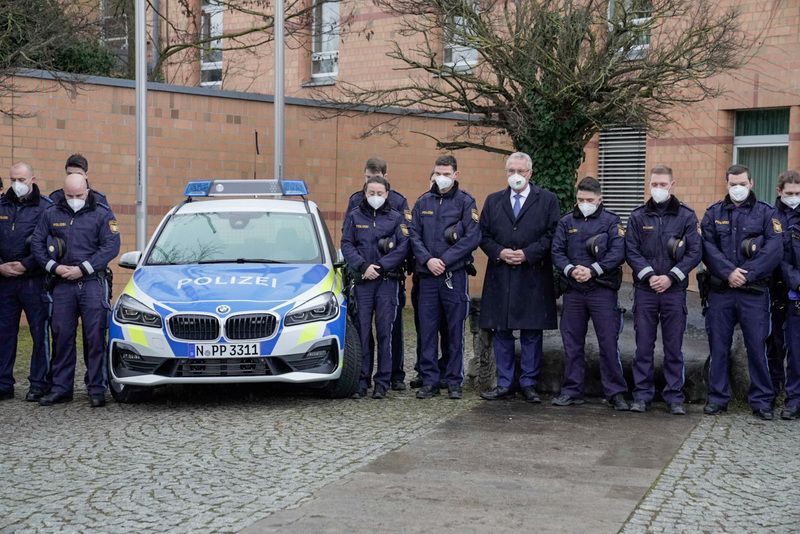 Freitag, 4. Februar 2022; Der brutale Mord an einer Polizistin und einem Polizisten in Rheinland-Pfalz hat auch die Bayerische Polizei schwer ersch�ttert. Als Zeichen der Solidarit�t und Anteilnahme hat sie sich an der Schweigeminute der rheinland-pf�lzischen Polizei beteiligt. Als oberster Dienstherr der Bayerischen Polizei hat Innenminister Joachim Herrmann vor der Polizeiinspektion in Erlangen gemeinsam mit einer Polizeidelegation an der Schweigeminute teilgenommen.