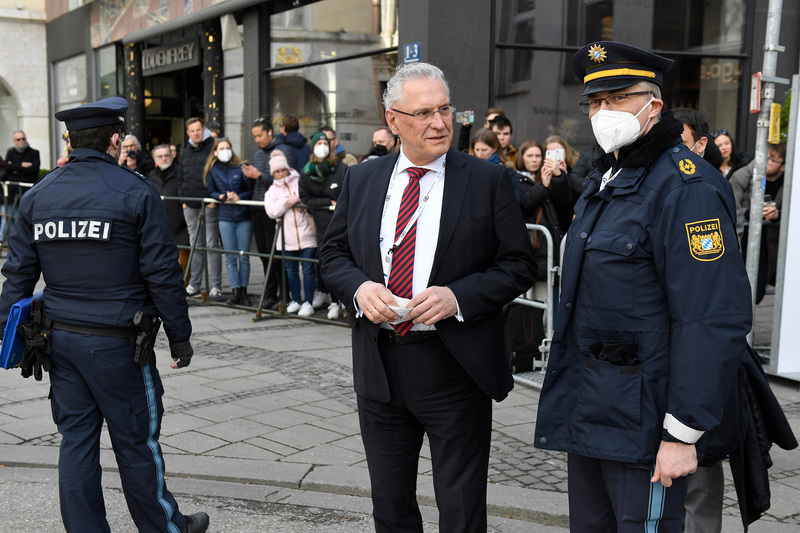 Samstag, 19. Februar 2022; MSC 2022. Innenminister Joachim Herrmann lobt den Einsatz der Polizei zum Schutz der M�nchner Sicherheitskonferenz. Er bedankt sich bei der M�nchner Polizei sowie den unterst�tzenden Einheiten aus sieben anderen L�ndern und der Bundespolizei: �Die insgesamt rund 3.500 bei der Siko eingesetzten Polizistinnen und Polizisten hatten eine komplexe Einsatz- und Versammlungslage zu bew�ltigen. Das ist Ihnen mit Bravour gelungen.�