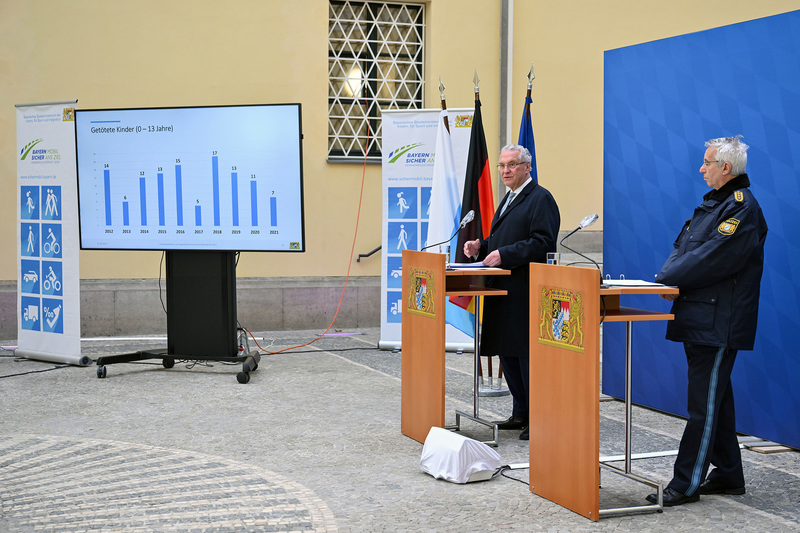 Montag, 21. Februar 2022; Verkehrsunfallstatistik 2021: 2021 sind deutlich weniger Menschen auf Bayerns Stra�en bei Verkehrsunf�llen ums Leben gekommen als in den Vorjahren. Auch die Zahl der Verletzten ging zur�ck. Dies geht aus der Verkehrsunfallstatistik hervor, die Innenminister Joachim Herrmann heute ver�ffentlicht hat: �Das ist die geringste Zahl an Verkehrstoten in Bayern seit Beginn der Unfallaufzeichnungen vor mehr als 65 Jahren.�