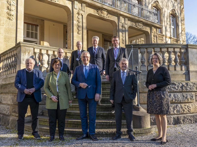 Freitag, 4. M�rz 2022: Innenminister Joachim Herrmann hat sich beim Treffen der Unions-Innenministerinnen und -Innenminister der L�nder (B-IMK) in D�sseldorf zum Krieg in der Ukraine sowie zu Themen der inneren Sicherheit ausgetauscht. Herrmann: �Der russische Angriff auf die Ukraine hat noch nicht absehbare au�en- und sicherheitspolitische Folgen f�r ganz Europa und die Welt. Mit aller Kraft sorgen wir daf�r, dass ukrainische Kriegsfl�chtlinge bei uns in Deutschland Schutz finden.�