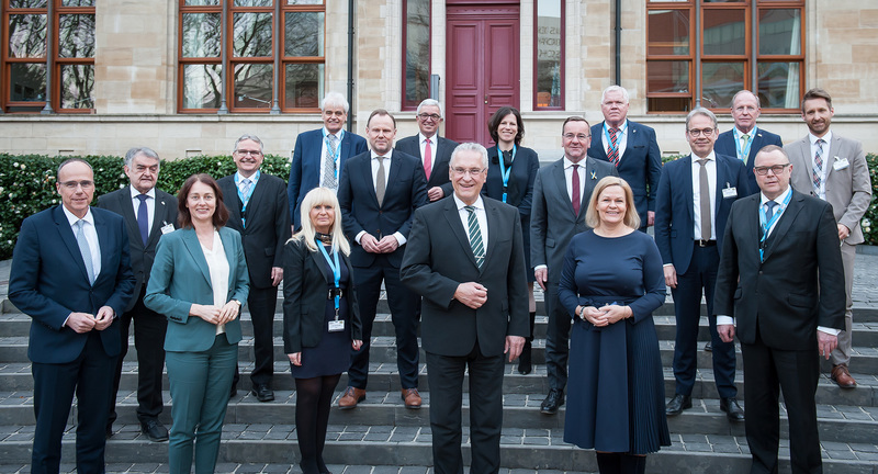 Mittwoch, 23.03.2022: Die Innenminister und -senatoren der L�nder und die Bundesinnenministerin kommen am 23. und 24. M�rz zu einer Sondersitzung in Br�ssel zusammen. Mit G�sten aus verschiedenen europ�ischen Institutionen werden dabei innenpolitische Themen mit europ�ischen Bez�gen und Aspekte der europ�ischen Zusammenarbeit diskutiert.