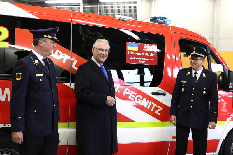 Freitag, 1. April 2022: Die kriegerischen Auseinandersetzungen in der Ukraine richten gro�e Sch�den an. Auch die ukrainischen Feuerwehren sind hiervon betroffen. Gemeinsam mit dem Vorsitzenden des Landesfeuerwehrverbands Bayern e.V., Johann Eitzenberger, hat Innenminister Joachim Herrmann einen Hilfskonvoi nach Polen verabschiedet. �Ich bin beeindruckt von der gro�en Hilfsbereitschaft unserer bayerischen Feuerwehren und auch stolz, dass sich so viele ohne zu z�gern dem Spendenaufruf des Landesfeuerwehrverbandes angeschlossen haben�, so Innenminister Joachim Herrmann. �Dies ist ein wichtiger Beitrag f�r die ukrainischen Feuerwehren, um sie mit entsprechender Feuerwehrausstattung zu unterst�tzen.�