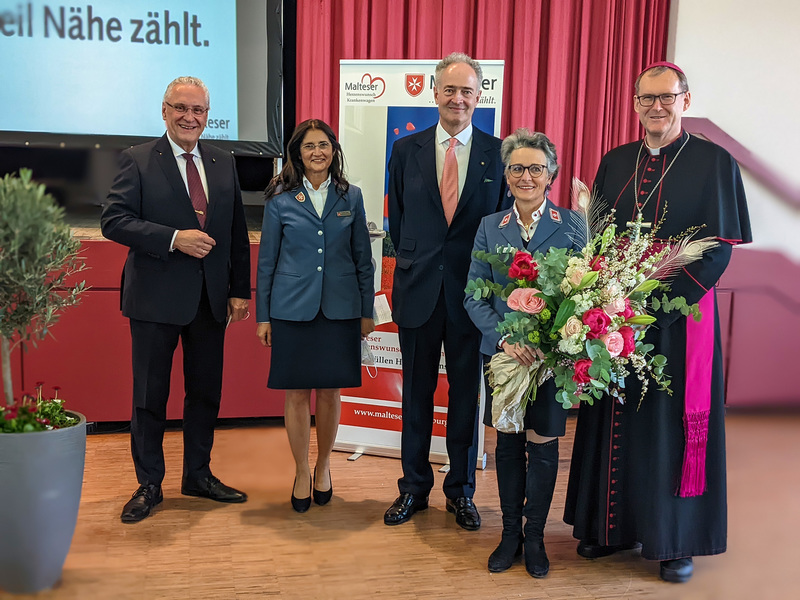Samstag, 9. April 2022: Als Bayerischer Innenminister und Ordensmitglied ist Joachim Herrmann dem Ruf der Malteser zur Di�zesanversammlung in Barbing gefolgt und hat die Di�zesanleiterin Adelheid Baronin von Gemmingen mit verabschiedet. Herrmann lobte die enorme Hilfsbereitschaft der Malteser: �Sie stehen aus tiefer christlicher �berzeugung und mit viel Herzblut Ihren Mitmenschen bei. Ihre Hilfe ist gro�artig und ein �beraus kostbares Geschenk f�r unser Gemeinwesen�. Auf dem Foto: Innenminister Joachim Herrmann, Elisabeth Lohner (Di�zesanoberin), Erich Prinz von Lobkowicz, Baronin Gemmingen und Weihbischof Josef Graf.