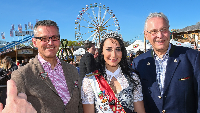 Samstag, 16. April 2022: R�ckblick auf den Bilderbuch-Start des Fr�hlingsfests in N�rnberg bei traumhaftem Wetter: Innenminister Joachim Herrmann freute sich gemeinsam mit Schaustellern und Besucherinnen & Besuchern dar�ber, dass sich das Riesenrad in der Stadt N�rnberg nach zwei Jahren Pause wieder dreht. Auf dem Foto: N�rnbergs Wirtschaftsreferent Michael Fraas, N�rnberger Volksfestk�nigin Christina Sp�th, Innenminister Joachim Herrmann
