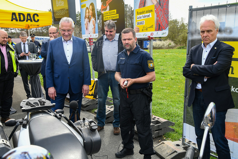 Freitag, 29. April 2022: �Leise fahren. L�rm ersparen!� Innenminister Joachim Herrmann hat an einem beliebten Treffpunkt f�r Motorradfahrer in Oberfranken zusammen mit dem ADAC Nordbayern Ma�nahmen f�r weniger Verkehrsl�rm vorgestellt. Darunter fielen z.B. speziell entworfene Schilder und ein elektronisches L�rmdisplay f�r beliebte Ausflugsstrecken. �Den gro�en Unmut vieler Anwohner an beliebten Motorrad- und Ausflugsstrecken kann ich gut nachvollziehen � die Bayerische Polizei wird gezielt diejenigen aus dem Verkehr ziehen, die r�cksichtslos und absichtlich laut durch die Gegend brettern�, warnte Herrmann.