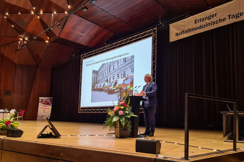 Samstag, 30. April 2022: Neues in der Notfallmedizin � Innenminister Joachim Herrmann bei den 25. Erlanger Notfallmedizinischen Tagen: �Deutschland und Bayern sind hier sehr gut aufgestellt. So haben wir k�rzlich die gesetzlichen Grundlagen f�r zwei herausragende Digitalisierungsprojekte geschaffen: Die bayernweite Einf�hrung des Telenotarztes sowie die Errichtung eines Notfallregisters. Diese wegweisenden Projekte sind von herausragender Bedeutung f�r die Zukunft des bayerischen Rettungsdienstes.�