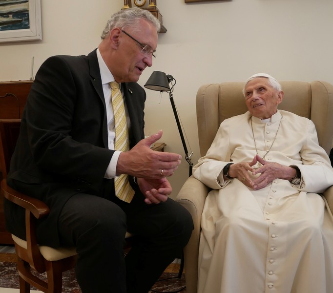 Sonntag, 1. Mai 2022: Im Rahmen eines Arbeitsbesuchs in Rom hat der bayerische Innenminister Joachim Herrmann auch den emeritierten Papst Benedikt XVI. an dessen Altersruhesitz im Vatikan besucht. Dabei �berbrachte er im Namen der Bayerischen Staatsregierung nachtr�gliche Gl�ckw�nsche zu Benedikts 95. Geburtstag und �berreichte ihm eine Wallfahrtskerze mit der Schwarzen Madonna aus Alt�tting. Ein Thema bei dem Treffen waren auch die Auswirkungen des Ukraine-Kriegs und hierbei insbesondere die wichtige Rolle der katholischen Kirche bei der Bew�ltigung der Fl�chtlingsstr�me.