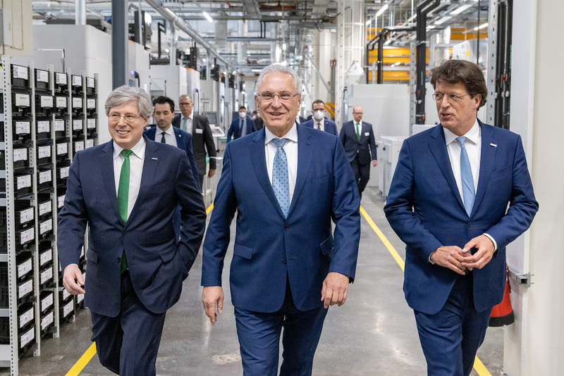 Dienstag, 3. Mai 2022: Innenminister Joachim Herrmann nahm heute an der Er�ffnung des Werkzeugtechnologiezentrums der Firma Schaeffler in H�chstadt/ Aisch und an einer Werksf�hrung teil. Herrmann lobte die Tatkraft sowie das Engagement des Unternehmens und ist �berzeugt: �Dieses neue hochmoderne Werkzeugtechnologiezentrum mit mehreren automatisierten Roboterlinien ist ein echter Quantensprung f�r den Werkzeugbau und Schaeffler als Technologief�hrer.� � Schaeffler AG/Karmann
