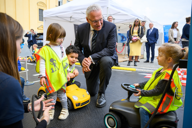 Donnerstag, 5. Mai 2022: Innenminister Joachim Herrmann hat heute in M�nchen den bundesweiten Aktionstag 'sicher.mobil.leben � Fahrt�chtigkeit im Blick' und die zahlreichen Informationsangebote f�r mehr Verkehrssicherheit vorgestellt. �Der heutige Aktionstag warnt und sensibilisiert vor den gro�en Gefahren im Stra�enverkehr, wenn Verkehrsteilnehmer nicht mehr fahrt�chtig sind�, erkl�rte Herrmann. �Mangelnde Fahrt�chtigkeit kann f�r einen selbst und f�r andere lebensgef�hrlich sein.�
