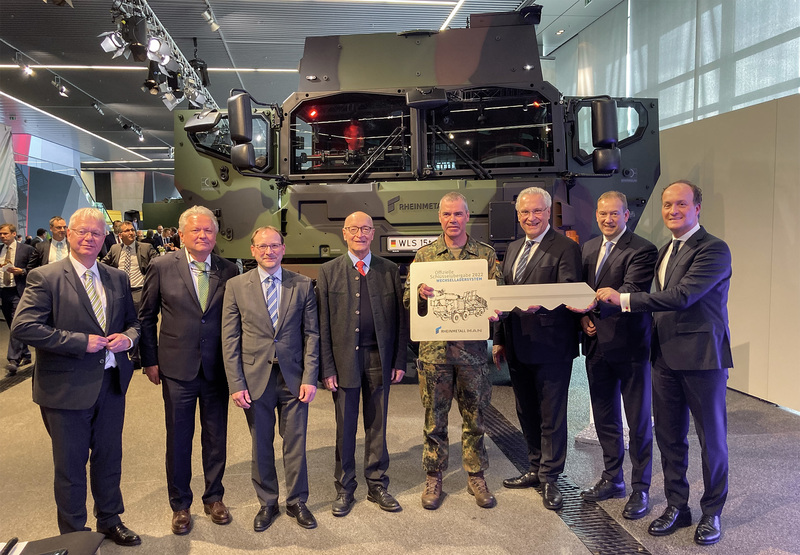 Donnerstag, 5. Mai 2022: Verbesserung der Logistikfahrzeuge Innenminister Joachim Herrmann nahm heute in Vertretung von Ministerpr�sident Dr. Markus S�der an dem Festakt zu Schl�ssel�bergabe f�r das MAN Wechselladersystem an die Bundeswehr teil. Rheinmetall MAN Military Vehicles setzt damit die Erfolgsgeschichte bei den Logistikfahrzeugen f�r die Bundeswehr fort. Auf dem Foto von links nach rechts: Erster Direktor beim BAAINBw Jan Gesau (Abteilungsleiter Land-Unterst�tzung), Armin Papperger Vorstandsvorsitzender Rheinmetall AG), Karsten Klein, MdB (FDP, Obmann Haushaltsausschuss), Bernhard Loos, MdB (CSU, Wirtschaftsausschuss), Generalmajor Funke (Kommandeur Logistikkommando), Innenminister Joachim Herrmann, Henning Otte (MdB, Stellvertretender Vorsitzende Verteidigungsausschuss, CDU), Michael Wittlinger (Vorsitzender der Gesch�ftsf�hrung Rheinmetall MAN Military Vehicles GmbH) Foto: Rheinmetall MAN Military Vehicles GmbH 