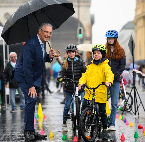 Samstag, 7. Mai 2022: Gelungenes Stra�enfestival der Bayerischen Polizei und 10. Landestag der Verkehrssicherheit: Ein attraktives Programm und spannende Einblicke in die Polizeiarbeit lockten zahlreiche Besucher an. �Der Bayerischen Polizei liegt die Verkehrssicherheit besonders am Herzen�, erl�uterte Innenminister Joachim Herrmann. �Wir wollen die Erfolge der letzten Jahre weiter ausbauen und arbeiten mit vielen Partner zusammen, um Bayerns Stra�en noch sicherer zu machen.�