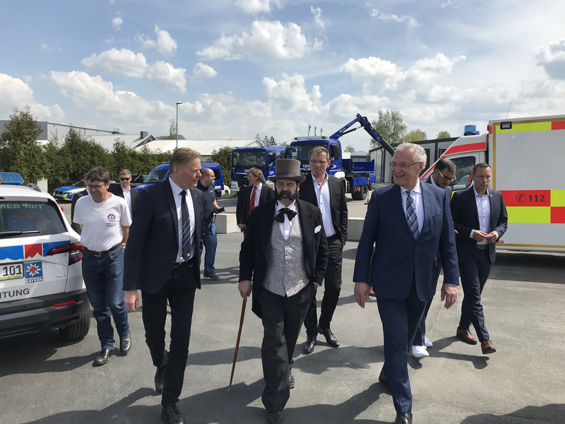 Sonntag, 8. Mai 2022: Weltrotkreuztag 2022: Innenminister Joachim Herrmann besuchte das neue BRK-Katastrophenschutzzentrum im N�rnberger Land und lobte das Bayerische Rote Kreuz f�r seine hochprofessionelle Arbeit: �Das BRK ist eine leistungsstarke Hilfsorganisation und ein moderner Wohlfahrtsverband. Das neue Zentrum f�r das N�rnberger Land ist eine weitere wichtige Investition f�r die Einsatzbereitschaft und Hilfe in Einsatz- und Katastrophenlagen. Es erm�glicht bei Ungl�cken und gr��eren Schadensereignissen einen schnellen Zugriff auf Technik und Logistik.�