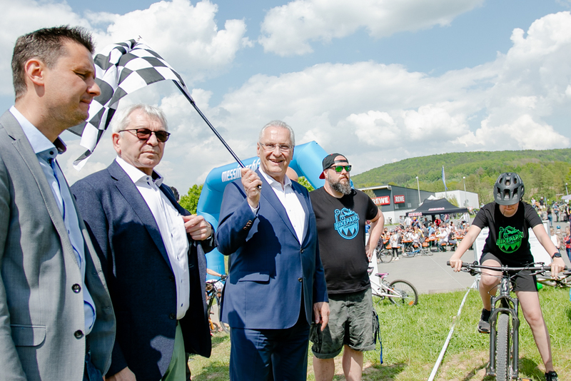 Sonntag, 8. Mai 2022: Er�ffnung des Bike-Parks Baunach: Begeistert ist Innen- und Sportminister Joachim Herrmann vom feierlich er�ffneten erweiterten Bike-Park der Firma Messingschlager im oberfr�nkischen Baunach: �Der Bike-Park ist abwechslungsreich, anspruchsvoll und erstklassig! Vom Pumptrack �ber die Slopestyle Line, die Table Line bis hin zum Enduro-Wald-Trail. Bikesportlerinnen und -sportler jeglicher Disziplinen kommen hier voll auf ihre Kosten.�