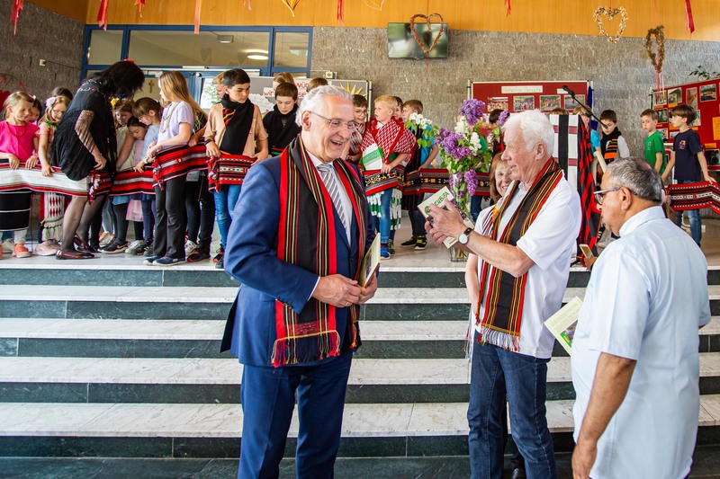 Montag, 9. Mai 2022: Innenminister Joachim Herrmann nahm an der Feier zum 15-j�hrigen Jubil�um der Schulpartnerschaft Zubza in Indien mit der Grundschule Weisendorf teil. Herrmann: �Ich bin �beraus bewegt �ber diese gelebte Solidarit�t unseres Nachwuchses und sehr dankbar f�r dieses herausragende Engagement. Zum 15-j�hrigen Jubil�um dieser gro�artigen Schulpartnerschaft � die auch ein leuchtendes Vorbild ist � gratuliere ich herzlich und w�nsche allen Projekten des Zubza-Hilfswerks auch zuk�nftig viel Erfolg.� Die Sch�lerinnen und Sch�ler in Weisendorf setzen sich seit 2007 mit gro�em Engagement nachhaltig f�r ihre Altersgenossen in Zubza ein und sorgen daf�r, dass jedes Kind eine Schule besuchen kann. Mit verschiedenen Aktionen und Spendensammlungen konnten in den letzten eineinhalb Jahren bereits �ber 40 Projekte in Zubza realisiert werden � vom Schulneubau, �ber Wasseraufbereiter bis hin zu einer Krankenstation.