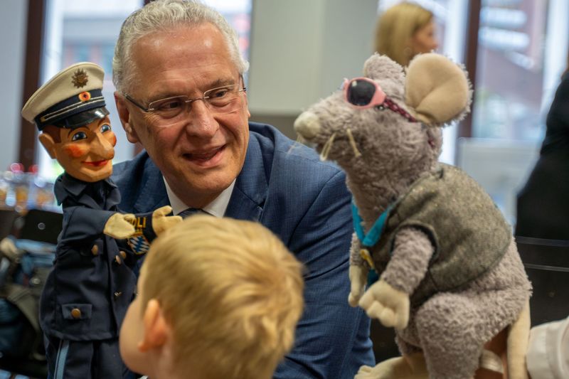 Donnerstag, 12. Mai 2022: 11. Festival der Polizeipuppenb�hnen im Raum N�rnberg: Bei der Vorstellung des Festivalprogramms heute in N�rnberg lobte Innenminister Joachim Herrmann als Schirmherr das wichtige Engagement der Polizeipuppenb�hnen: �Unsere Polizeipuppenb�hnen sind besonders kindgerecht. Damit gelingt es, unsere Kinder altersgerecht �ber die typischen Gefahren im Alltag und im Stra�enverkehr aufzukl�ren. Durch das Mitmachprogramm stellt sich der Lerneffekt viel besser ein, als bei Verboten oder dem erhobenen Zeigefinger.�