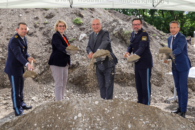 Montag, 16. Mai 2022: Innenminister Joachim Herrmann nahm am feierlichen Spatenstich der neuen Polizeiinspektion Augsburg-West auf dem Gel�nde der ehemaligen Kaserne in Augsburg teil: �Die rund 50 Millionen Euro f�r den hochmodernen Neubau sind hervorragend investiert�, betonte Herrmann. �Damit st�rken wir den Polizeistandort Augsburg ganz erheblich.�