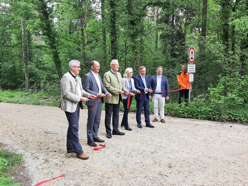 Montag, 23. Mai 2022: Innenminister Joachim Herrmann war heute bei der Er�ffnung des ausgebauten Radwegs �Eisenstra�e� bei Erlangen. �Der Radwegausbau ist hervorragend gelungen�, lobte Herrmann als begeisterter Radlfahrer. �Der jahrelange Einsatz f�r den radgerechten Ausbau hat sich gelohnt: Unseren Radlerinnen und Radlern steht eine landschaftlich reizvolle, autofreie und vor allem sichere Radverbindung zur Verf�gung, die ganzj�hrig genutzt werden kann!�