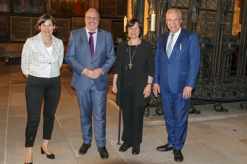 Dienstag, 24. Mai 2022: Innenminister Joachim Herrmann hat am Jahresempfang des evangelischen Kirchenkreises in N�rnberg teilgenommen und ein Gru�wort �berbracht. Unter dem Motto �Im Schlamassel� � wie �wir� in Krisen um Hoffnung ringen m�ssen� fand die Veranstaltung nach l�ngerer pandemiebedingter Pause dieses Jahr wieder statt. Auf dem Foto: Generalsekret�rin Dr. Kristin Jahn, N�rnbergs B�rgermeister Christian Vogel, Regionalbisch�fin Elisabeth Hann von Weyhern und Innenminister Joachim Herrmann.