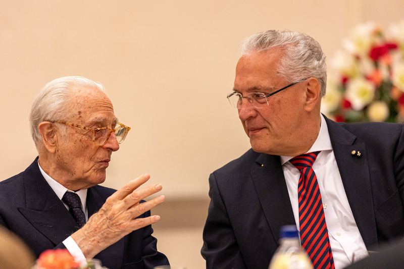 Dienstag, 31. Mai 2022: In Vertretung des Ministerpr�sidenten Dr. Markus S�der nahm Innenminister Joachim Herrmann an der Verleihung des Romano-Guardini-Preises 2022 an Herzog Franz von Bayern teil. In seinem Gru�wort sprach er zu Herzog Franz: �Sie sind eine gro�e Autorit�t f�r unsere christlichen Werte und Grund�berzeugungen wie Miteinander, Solidarit�t und N�chstenliebe. Sie sind ein Vorbild f�r die Menschen in unserem Land � ein Gewinn f�r Bayern!� Auf dem Foto: Innenminister Joachim Herrmann im Gespr�ch mit Herzog Franz von Bayern