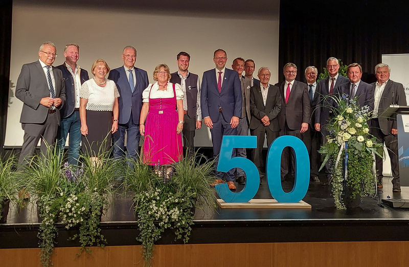 Mittwoch, 29. Juni 2022; 50 Jahre Landkreis Straubing-Bogen: Innen- und Kommunalminister Joachim Herrmann hat an dem Festakt zum 50-jährigen Jubiläum des Landkreises Straubing-Bogen teilgenommen und eine Festrede gehalten: Der Landkreis ist in den vergangenen 50 Jahren nicht zahlenmäßig und organisatorisch, sondern auch im Bewusstsein seiner Bürgerinnen und Bürger zu einer erfolgreichen und selbstbewussten Einheit zusammengewachsen. Mit vereinten Kräften gelang diese erfreuliche Entwicklung, zu der ich Ihnen allen sehr herzlich gratuliere!
Copyright: Landratsamt Straubing-Bogen