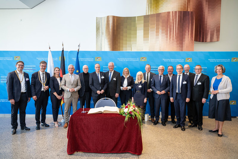 Mittwoch, 1. Juni 2022: Innenministerkonferenz in Würzburg: Die Ministerinnen und Minister, die Senatorin und die Senatoren tragen sich in das Goldene Buch der Stadt Würzburg ein.