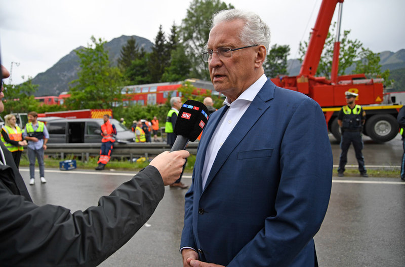 Freitag, 3. Juni 2022: Innenminister Joachim Herrmann an der Unfallstelle des Zugunglücks bei Burgrain im Landkreis Garmisch-Partenkirchen: Ein schreckliches Zugunglück. Unser Mitgefühl gilt den Unfallopfern und den Angehörigen der Toten. Großer Dank gelte den Einsatzkräften der Feuerwehren und Rettungsdienste. Mit ihrem großartigen Einsatz ist es gelungen, innerhalb von einer Dreiviertelstunde alle Überlebenden aus dem Zug zu bergen.