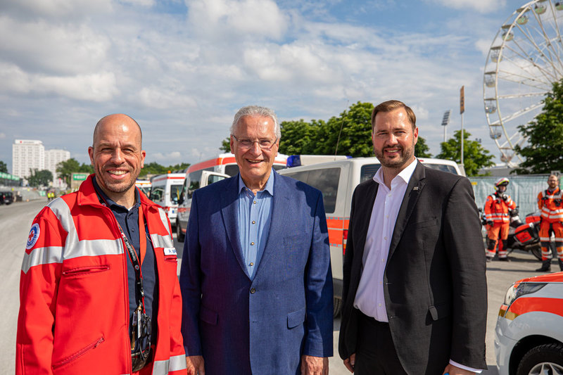 Samstag, 4. Juni 2022: Ein großes Dankeschön an alle Helferinnen und Helfer: Innenminister Joachim Herrmann besucht die Einsatzkräfte der Hilfs- und Rettungsorganisationen, die bei Rock im Park in Nürnberg für die Gesundheit und Sicherheit der Musikfans sorgen.