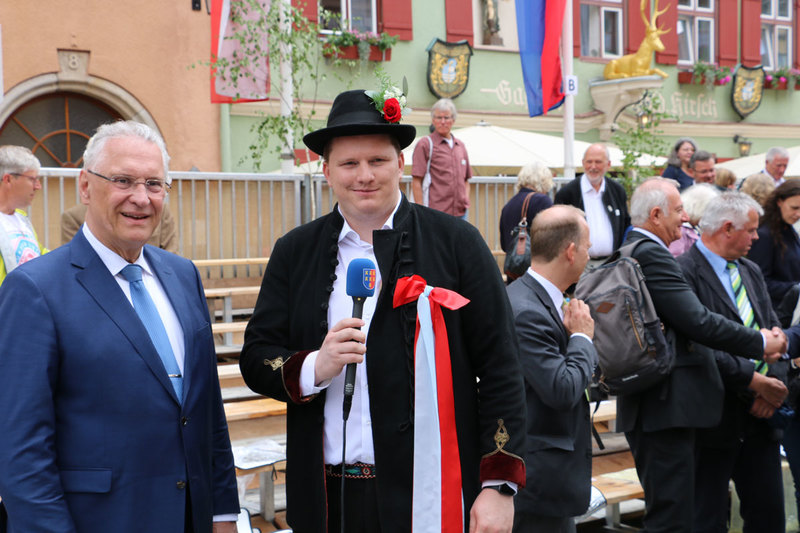 Sonntag, 5. Juni 2022: "Sie sind echte Brückenbauer zwischen ihrer alten Heimat in Rumänien und ihrer neuen in Bayern!" Innenminister Joachim Herrmann würdigt das Engagement der Siebenbürger Sachsen bei ihrem 72. Heimattag in Dinkelsbühl: "Seit Jahrzehnten gestalten Sie unser Land mit und bereichern es mit Ihrer Kultur!" 