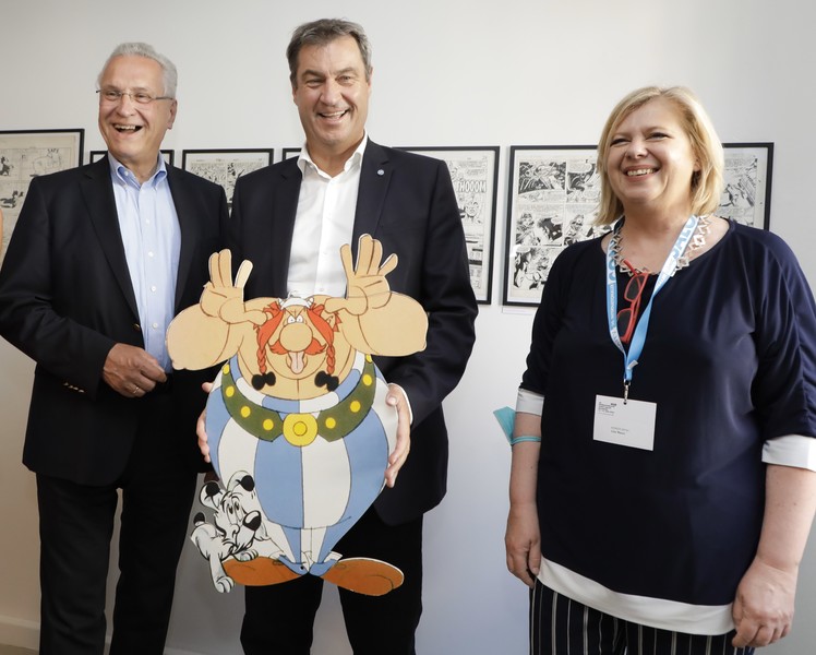 Freitag, 17. Juni 2022, Ministerpräsident Dr. Markus Söder besucht gemeinsam mit Innenminister Joachim Herrmann den 20. Internationalen Comic-Salon in Erlangen. Der 1. Vorsitzenden des Comicmuseum Erlangen e. V., Frau Lisa Neun, stellten die beiden Politiker für das neue Comicmuseum finanzielle Unterstützung des Freistaates in Aussicht.
