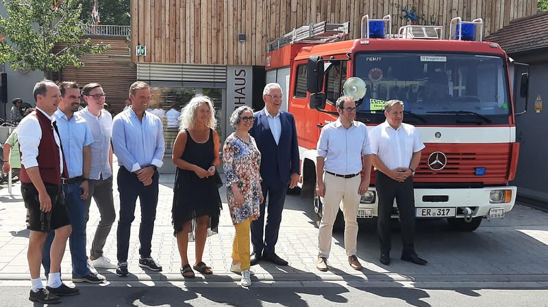 Sonntag, 19. Juni 2022; Bayerns Innenminister Joachim Herrmann bei Einweihung des Feuerwehrhauses der Freiwilligen Feuerwehr Erlangen-Kriegenbrunn. Für die Freiwillige Feuerwehr wurde in Erlangen-Kriegenbrunn ein neues Feuerwehrhaus gebaut. Geschaffen wurden entsprechende Stellplätze für die beiden Einsatzfahrzeuge und ein Gruppenraum für Aus- und Fortbildungsveranstaltungen. Der Freistaat hat sich mit einer Zuwendung in Höhe von 110.000  an den Kosten für das Feuerwehrhaus beteiligt.