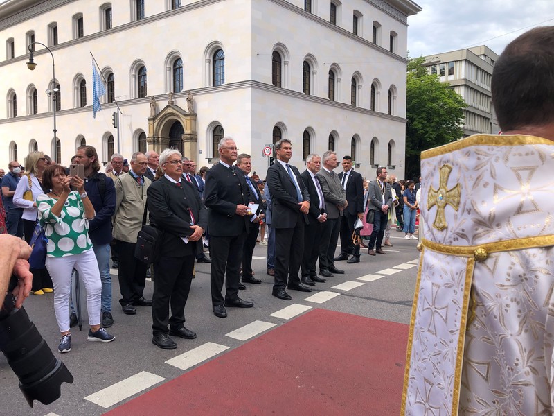 Donnerstag, 16. Juni 2022: Ministerpräsident Dr. Markus Söder, Innenminister Joachim Herrmann und weitere Vertreterinnen und Vertreter aus Parlament, Staat und Kommunen nehmen am Fronleichnamsgottesdienst auf dem Münchner Marienplatz mit anschließender Prozession über die Residenzstraße zur Ludwigskirche und zurück zum Marienplatz teil.