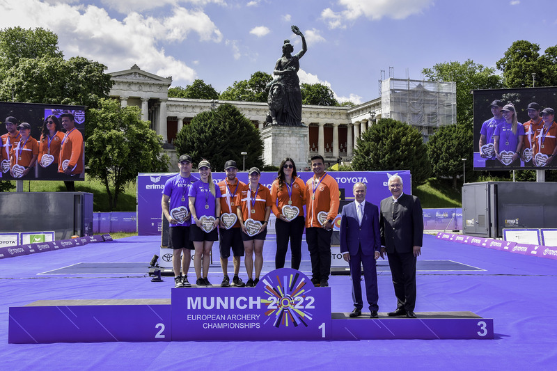 Samsag, 11. Juni 2022: Bogen-EM in München  ein voller Erfolg! Innen- und Sportminister Joachim Herrmann ehrte als Schirmherr der Veranstaltung die Siegerinnen und Sieger der Compoundbogen-Mixed Teams auf der Theresienwiese. Bei der ersten Freiluft Bogensport-EM für Erwachsene auf deutschem Boden sind vom 6. bis 12. Juni 2022 295 Schützinnen und Schützen aus rund 40 Nationen angetreten. Mit einer kräftigen Investition von rund 865.000 Euro in 2022 sorgt der Freistaat Bayern für gute Rahmenbedingungen für den Sportbetrieb des Bayerischen Sportschützenbundes.