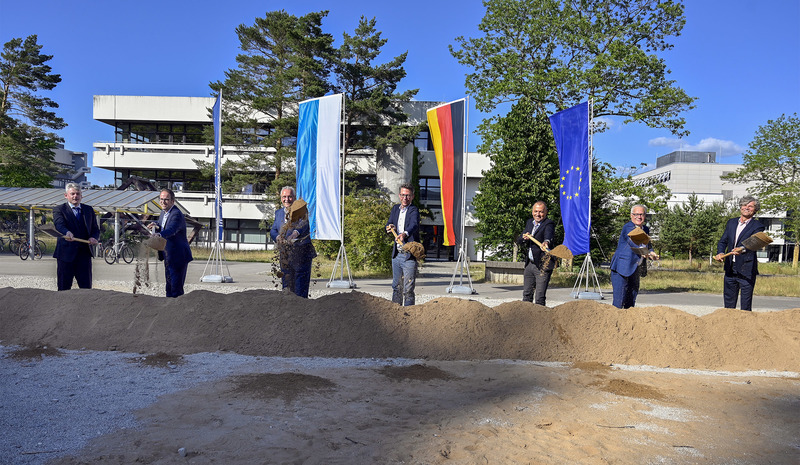 Donnerstag, 23. Juni 2022; Zwei neue Hörsaalgebäude für die Friedrich-Alexander-Universität Erlangen-Nürnberg: Innenminister Joachim Herrmann und Wissenschaftsminister Markus Blume besuchten zum Spatenstich das Erlanger Südgelände. Herrmann: Die zwei neuen Hörsaalgebäude sind ein weiterer Meilenstein für die Friedrich-Alexander-Universität auf dem Weg zu einer modernen europäischen Hochschule.