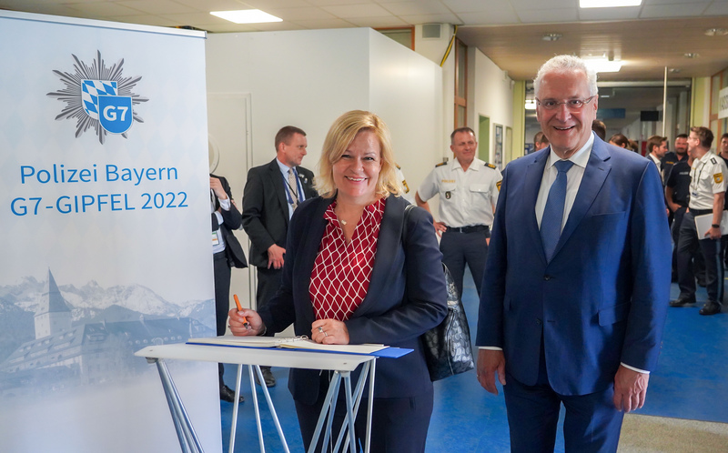 Montag, 20. Juni 2022: In Begleitung von Bayerns Innenminister Joachim Herrmann hat sich Bundesinnenministerin Nancy Faeser in Garmisch-Partenkirchen über die Arbeit der Sicherheitskräfte informiert und an der Lagebesprechung des Polizeiführungsstabs teilgenommen. Wir wollen alles dafür tun, dass der G7-Gipfel sicher abläuft, betonte Herrmann.