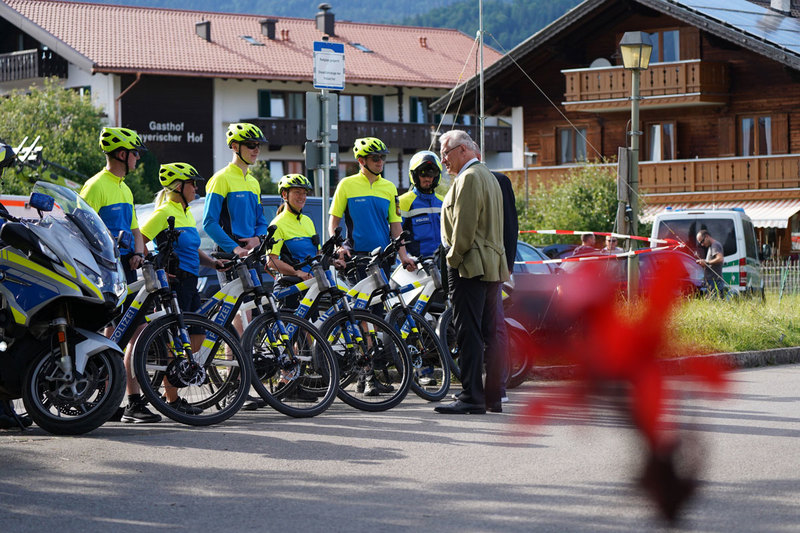 Sonntag, 26. Juni 2022; Innenminister Joachim Herrmann hat in Garmisch-Partenkirchen den Führungsstab der Bayerischen Polizei besucht und mit Einsatzkräften der Polizei, der Feuerwehren, der Hilfs- und Rettungsorganisationen und des THW gesprochen. Die Ziele des Polizei- und Versammlungskonzepts seien bislang erfüllt. Die Bayerische Polizei sei bürgernah unterwegs und versuche, Beeinträchtigungen so gering wie möglich zu halten. 
Copyright: Polizei Bayern