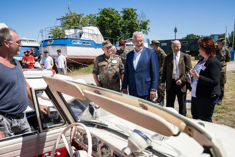 Samstag, 2. Juli 2022: Unter dem Motto 'Gemeinsam sind wir stark!' feierten der 1. Motoryachtclub Nürnberg und die Reservistenkameradschaft Nürnberg gemeinsam ihr 60-jähriges Bestehen. Unter den Festgästen war auch Innen- und Sportminister Joachim Herrmann, der beiden Vereinen herzlich zum Jubiläum gratulierte: Der organisierte Bootssport und die für die Sicherheit unseres Landes so wichtige Reservistenarbeit werden hier beispielhaft und vorbildlich zusammengeführt. Damit wird gemeinsam mit den verbundenen Partnerverbänden wie der Bundeswehr, der DLRG, dem THW, der Wasserschutzpolizei und dem ADAC ein starker Mehrwert geschaffen.
Copyright: Matthias Merz
