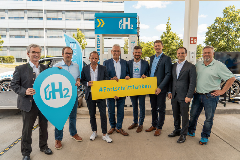 Samstag, 2. Juli 2022; Eröffnung der weltweit ersten Wasserstofftankstelle mit LOHC-Technologie: Innenminister Joachim Herrmann freut sich über die erste Wasserstofftankstelle in Erlangen, die als weltweit erste auf die vom Freistaat geförderte innovative 'Liquid Organic Hydrogen Carrier'-Technologie setzt: Das ist ein weiterer Baustein für den Hightech-Standort Erlangen und zeigt, dass wir im Freistaat bei der Entwicklung umweltfreundlicher Energieträger vorne dabei sind.
Copyright: H2 MOBILITY
