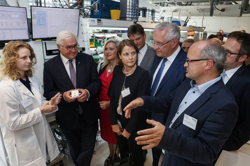 Dienstag, 5. Juli 2022; Gemeinsam mit Bundespräsident Frank-Walter Steinmeier besuchte Bayerns Innenminister Joachim Herrmann das Helmholtz-Institut Erlangen-Nürnberg für Erneuerbare Energien, um sich einen Eindruck über die nachhaltige Energieversorgung der Zukunft zu verschaffen. Herrmann: Das HI ERN steht für Forschung und Entwicklung auf Weltklasseniveau. Wir sind stolz, dass wir im Freistaat mit Einrichtungen wie hier in Erlangen bei der Entwicklung umweltfreundlicher Energieträger ganz vorne dabei sind. Denn im HI ERN werden Grundlagen für die Technologien der Zukunft gelegt. Davon profitiert ganz Deutschland, gerade auch bei der verstärkten Nutzung von Wasserstoff als klimafreundlicher Energieträger.
Copyright: FAU / Kurt Fuchs