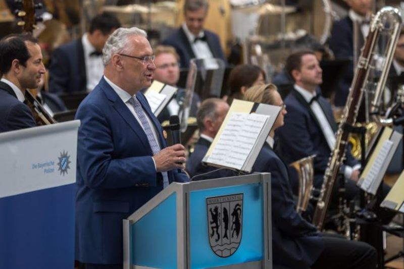 Samstag, 9. Juli 2022; Innenminister Joachim Herrmann besuchte das großes Benefizkonzert anlässlich der Jubiläumsfeier 50 Jahre Markt Eckental und gratulierte dem Markt Eckental zu seinem 50-jährigen Bestehen. Mit Highlights wie der Marsch 'Burst of Blue' von Robert Thurston bis hin zu 'König der Löwen' begeisterte das Polizeiorchester Bayern das Publikum.
Copyright: Markt Eckental