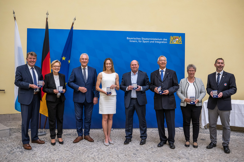 Montag, 11. Juli 2022; Leuchtende Vorbilder für die Gesellschaft: Innenminister Joachim Herrmann hat heute sieben hochengagierte Persönlichkeiten mit der Bayerischen Staatsmedaille Stern der Sicherheit ausgezeichnet: Auf diese außerordentliche Auszeichnung können Sie zu Recht stolz sein. Sie alle haben sich langjährig und nachhaltig um die Innere Sicherheit verdient gemacht. Herzlichen Dank im Namen der gesamten Staatsregierung für Ihr herausragendes Engagement! 
Copyright: Sebastian Widmann / StMI