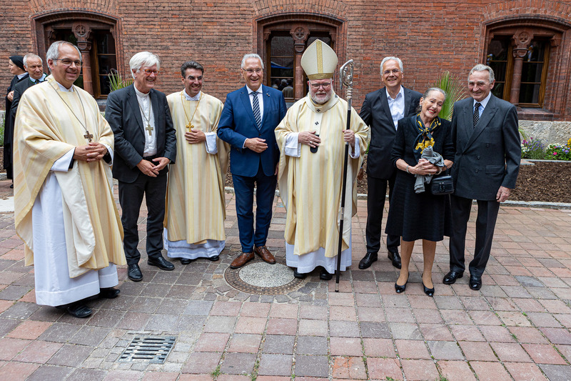 Montag, 11. Juli 2022; Innenminister Joachim Herrmann hat an einem Dankgottesdienst anlässlich der Generalsanierung des Konventsgebäudes der Abtei Sankt Bonifaz in München teilgenommen. München wäre ohne die Abtei St. Bonifaz um viel Menschlichkeit und Dienst am Nächsten ärmer. Den Ordensregeln des Heiligen Benedikt folgend haben die Brüder von St. Bonifaz seit der Weihe der Klosteranlage 1850 hier ein kulturelles, wirtschaftliches und soziales Zentrum geschaffen, so der Dank des Ministers im Namen der Staatsregierung. // Auf dem Foto: v.l.n.r. Abt Markus Eller, Abtpräses der Bayerischen Benediktinerkongregation, Prof. Dr. Heinrich Bedford-Strohm, Landesbischof der ev.-luth. Landeskirche in Bayern, Dr. Johannes Eckert, Abt der Benediktinerabtei Sankt Bonifaz in München und Andechs, Staatsminister Joachim Herrmann, Reinhard Kardinal Marx, Erzbischof von München und Freising, Christoph Hillenbrand, Vorsitzender des Vereins der Freunde von St. Bonifaz e.V.; I.I.K.K.H.H. Herzog und Herzogin Max in Bayern.
Copyright: Robert Kiderle Fotoagentur